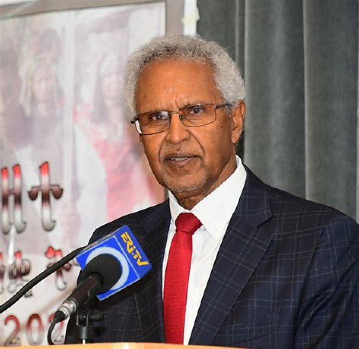Ambassador Zemede Tekle, the Commissioner of Culture and Sports of Eritrea, poses with Isak during his visit to the country